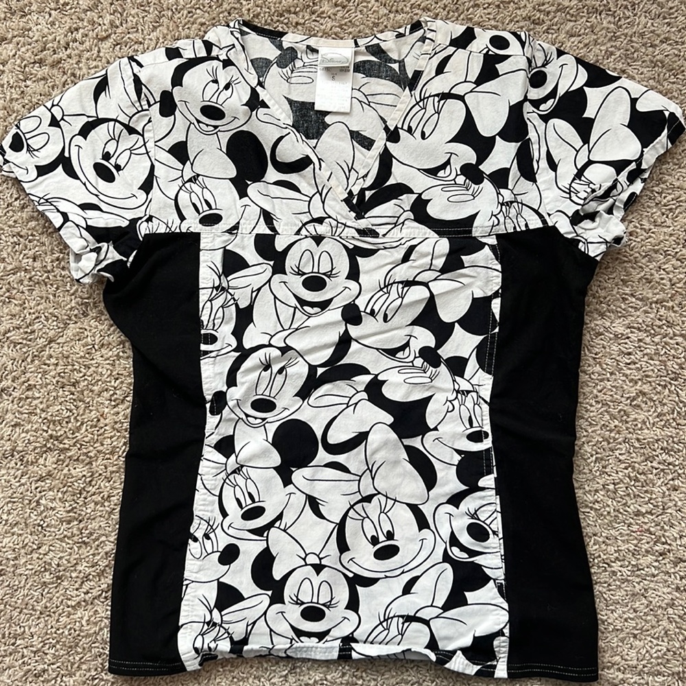 Disney minute mouse scrub top